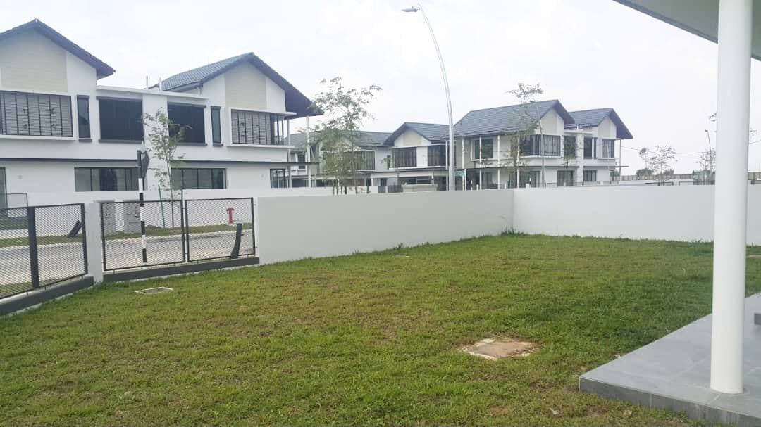 Twin Bungalow Spacious Corner Unit Elmina Garden - photo 3