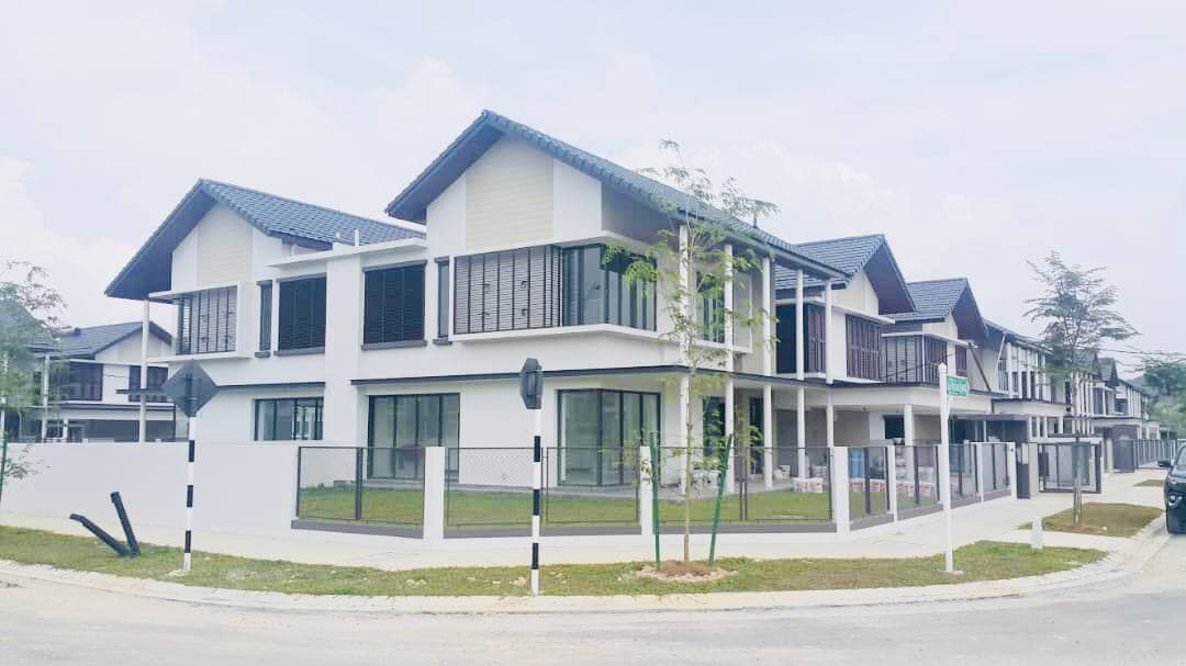 Twin Bungalow Spacious Corner Unit Elmina Garden - photo 4