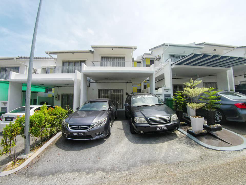 Triple Storey House Halamanda GOMBAK