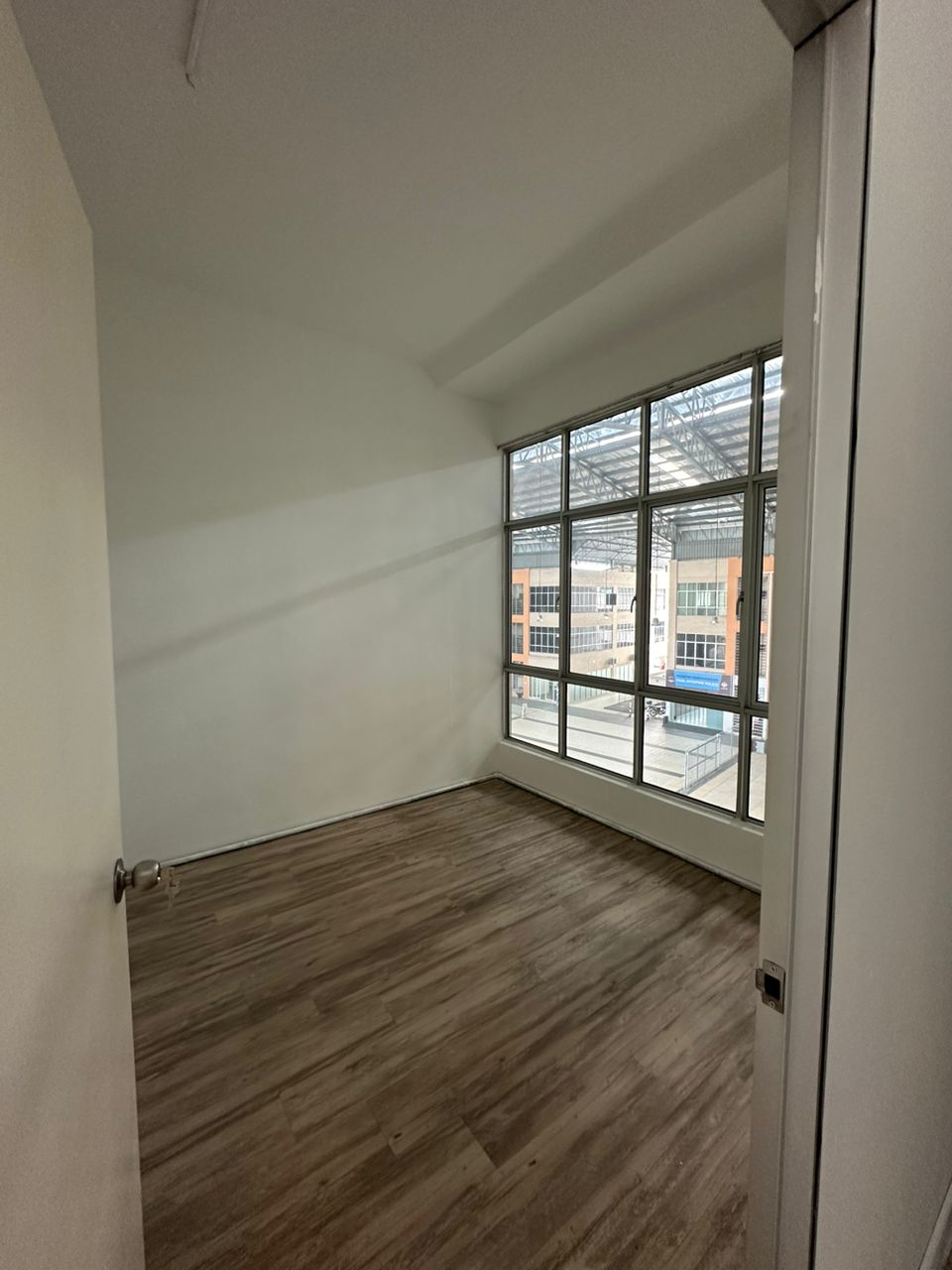 Connaught Avenue Office - photo 5