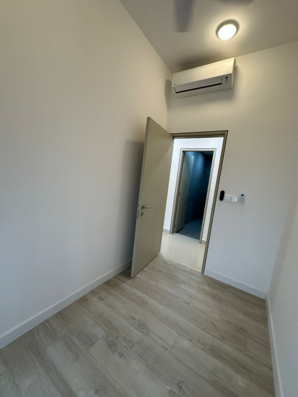 Quinn 3 Rooms Partly Furnished next to LRT - photo 5