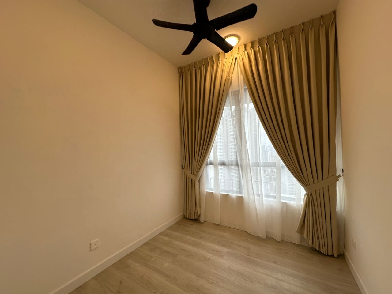 Freehold Quinn 3rooms Partly Furnished next to LRT - photo 5