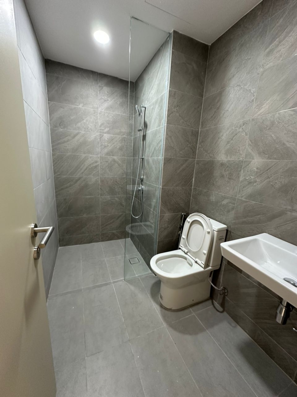 Freehold Quinn 3rooms Partly Furnished next to LRT - photo 6