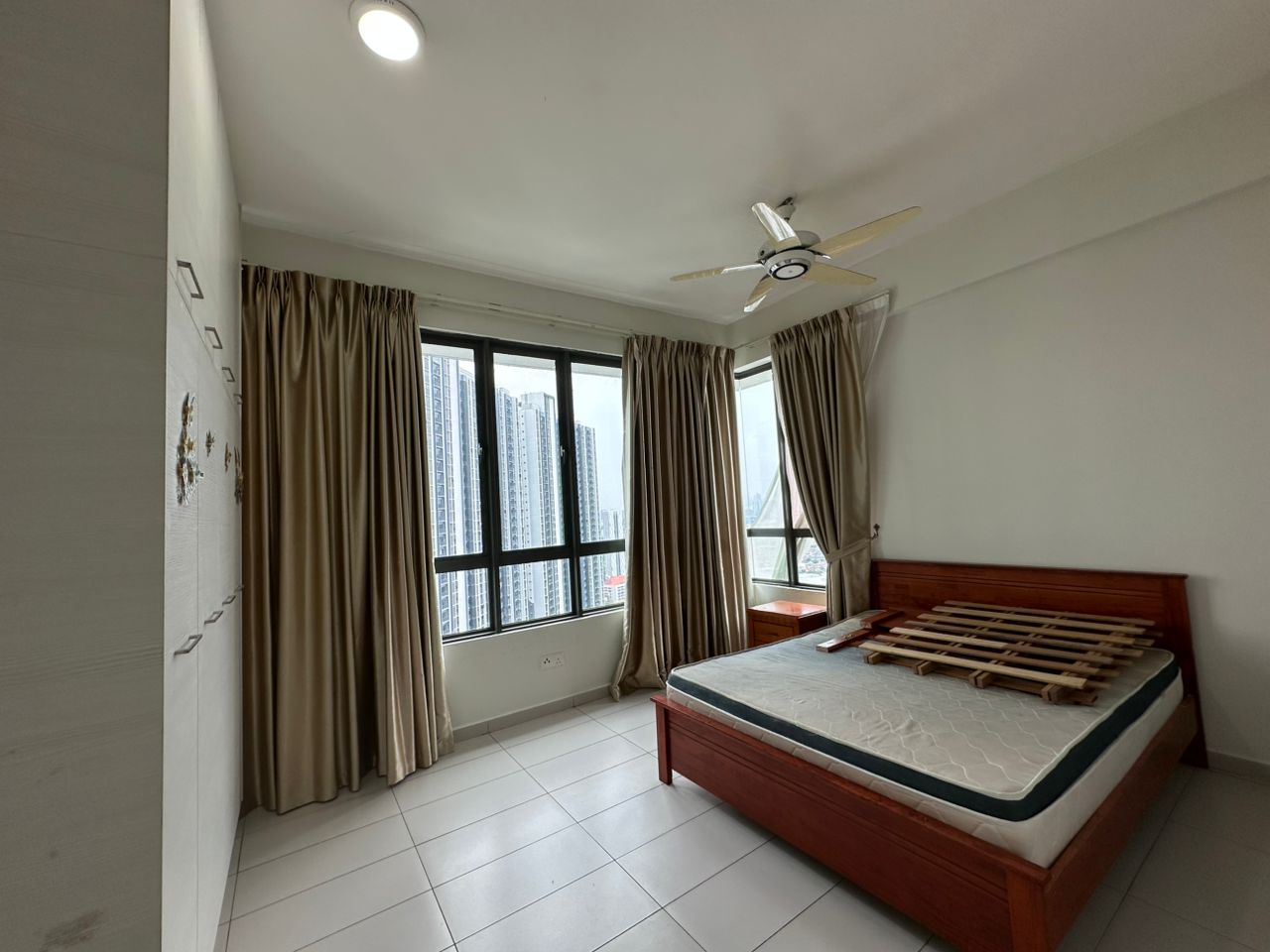 Luxury Condo Infiniti 3, 1085sf,3 Rooms, Fully Fur - photo 4