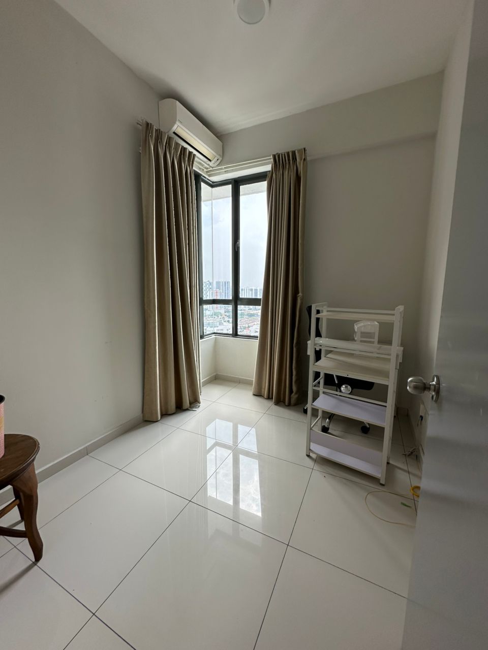 Luxury Condo Infiniti 3, 1085sf,3 Rooms, Fully Fur - photo 9