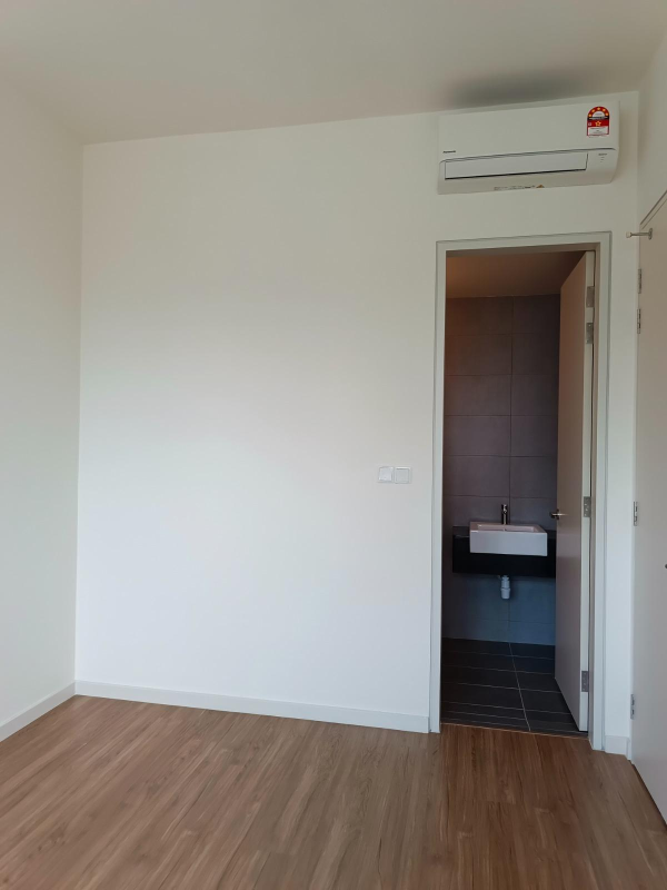Freehold Sunway Avila,2 rooms, Bare Unit - photo 5