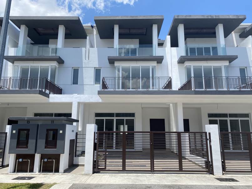 3 Storey FREEHOLD 22x75 House Bukit Puchong