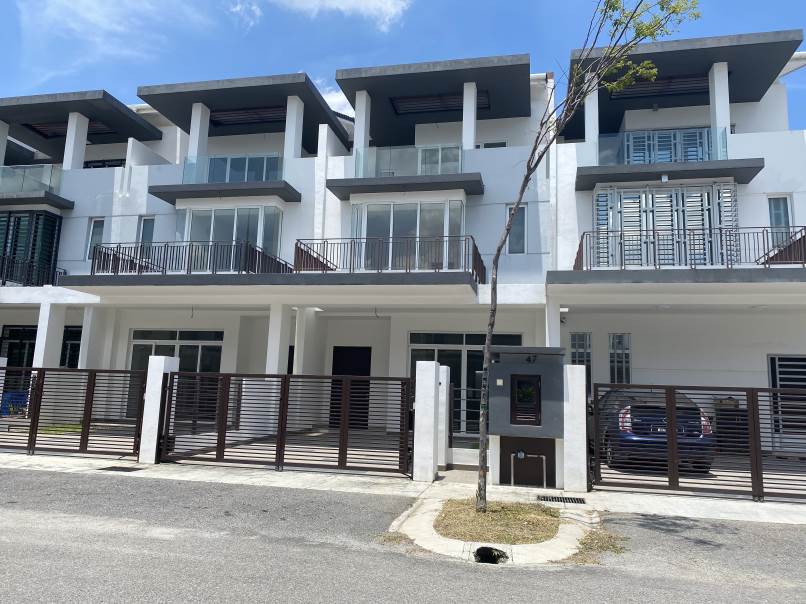 3 Storey FREEHOLD 22x75 House Bukit Puchong - photo 2
