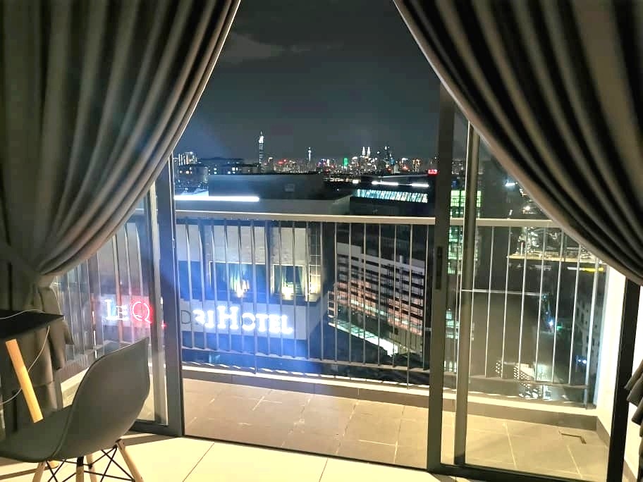 Riana South FOONG Balcony FEMALE - photo 2
