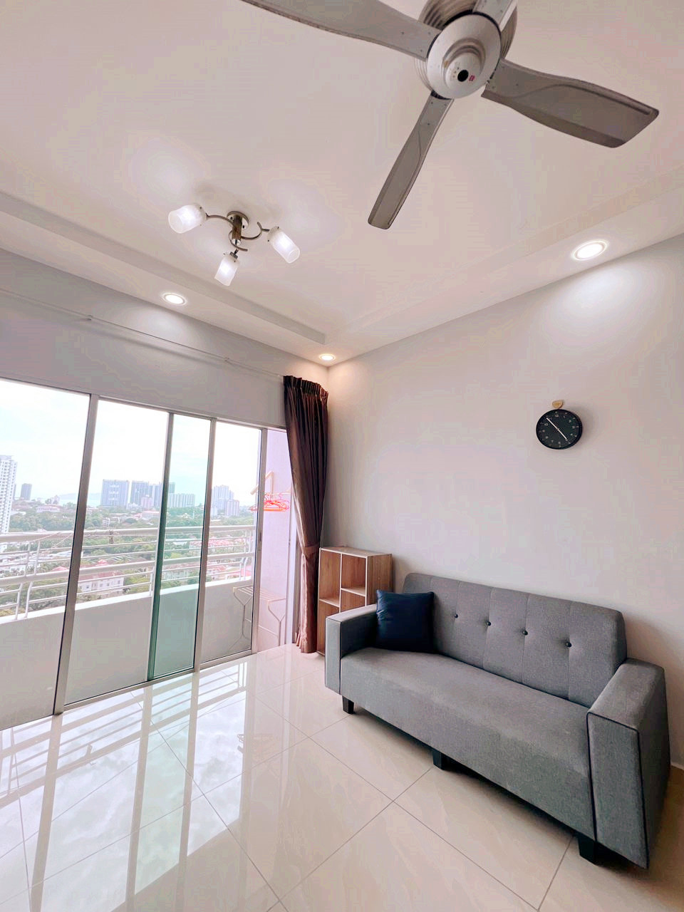 University Place, RM 1950 - photo 3