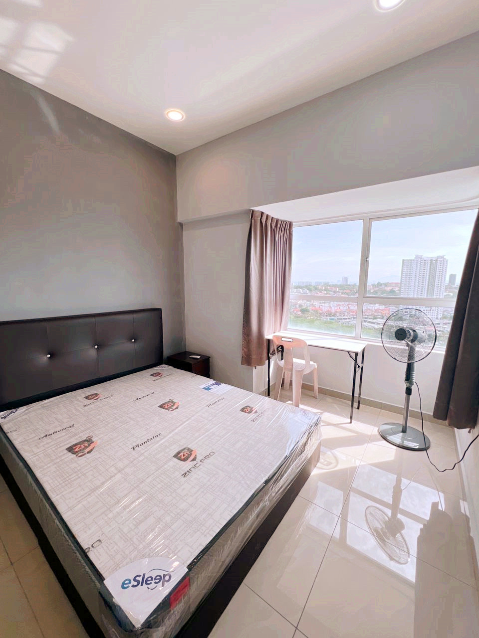 University Place, RM 1950 - photo 4