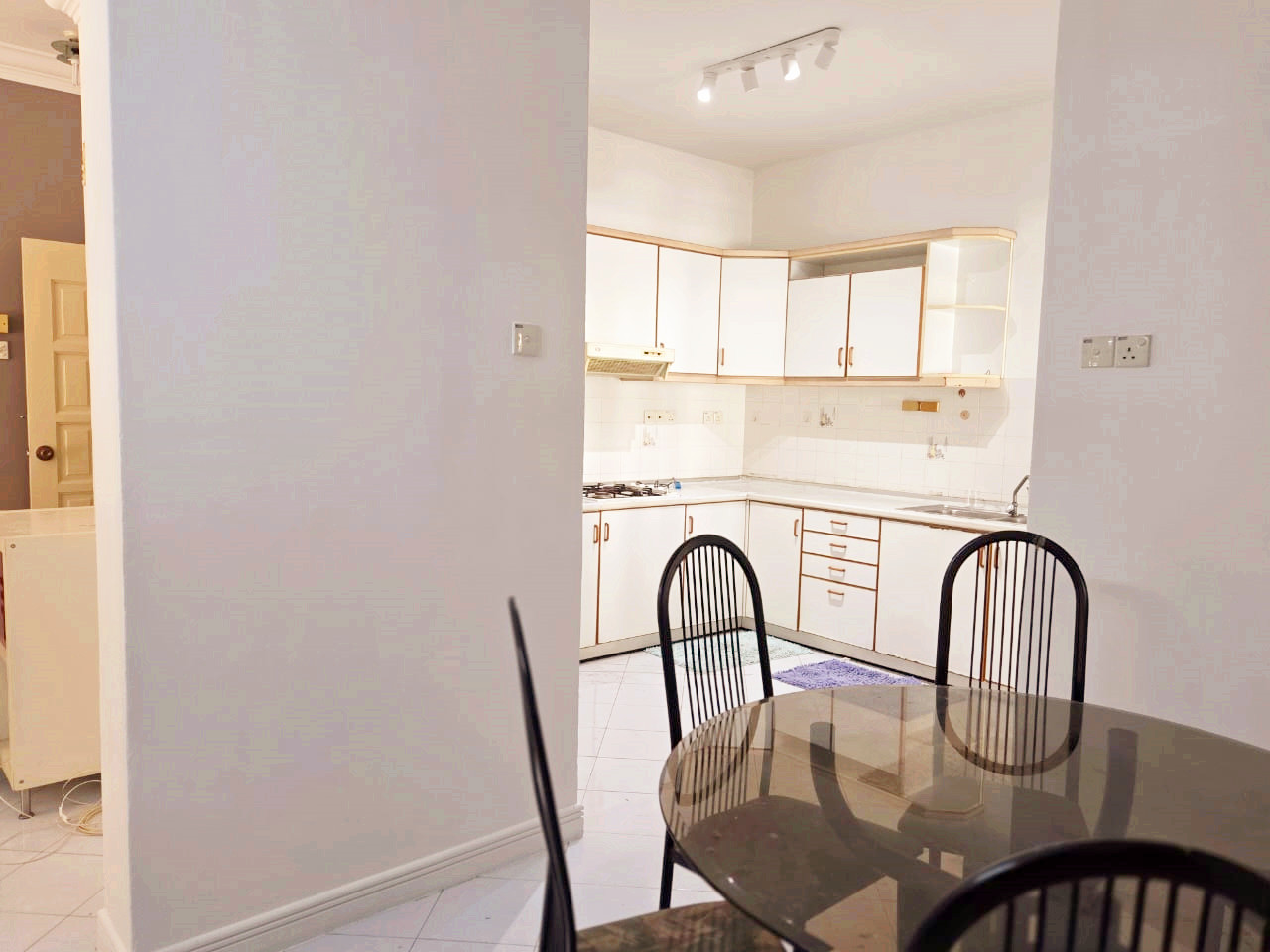 Sri York, RM 1800 - photo 2