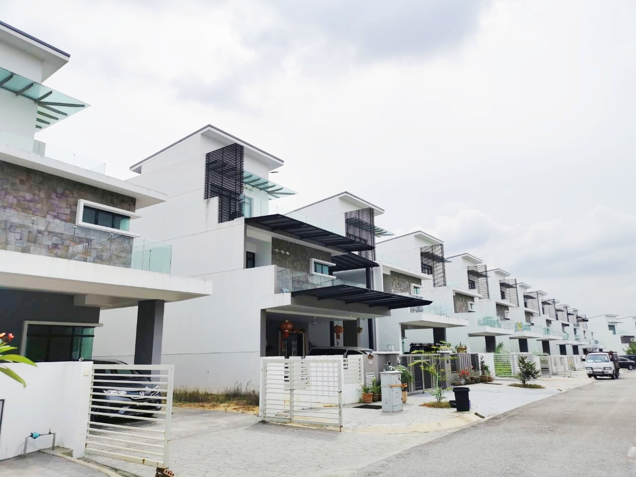 Quas Residence 3 storey Zero Lot Bungalow Kajang - photo 2