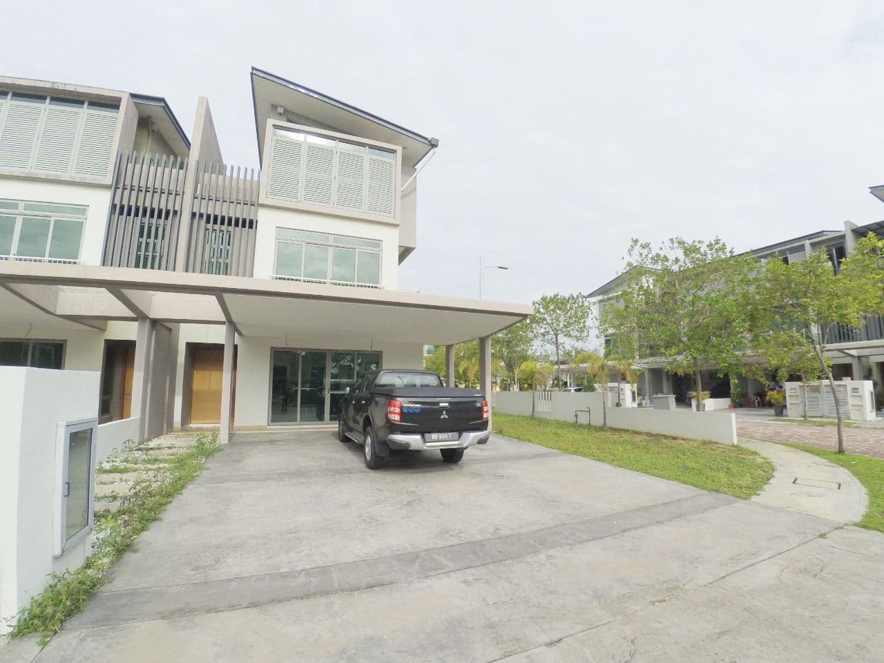 Corner Lot 3 Storey Superlink D Island Puchong - photo 1