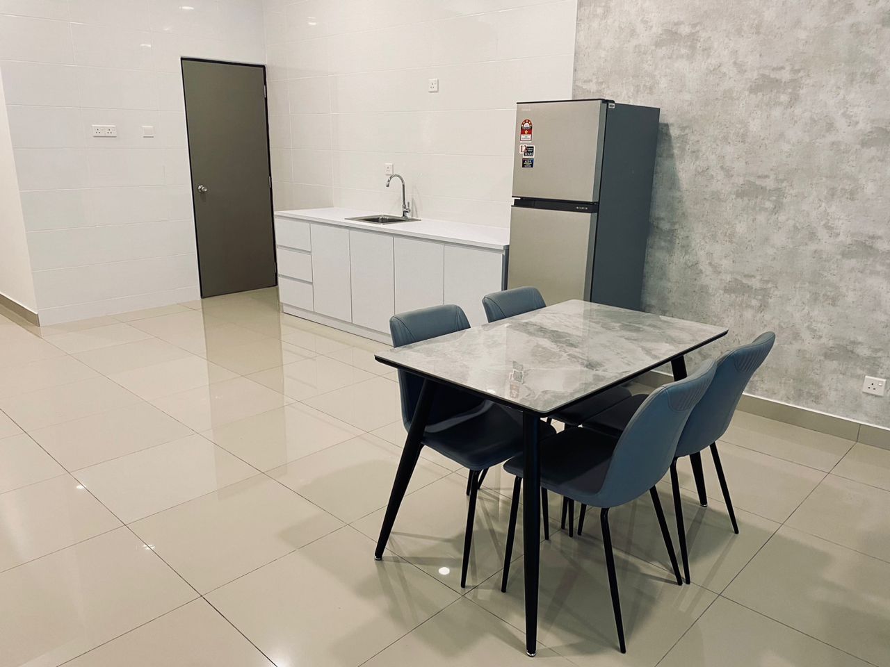 Skyville 8 1000 sqft 2p1R3B Fully RM 2200 - photo 4