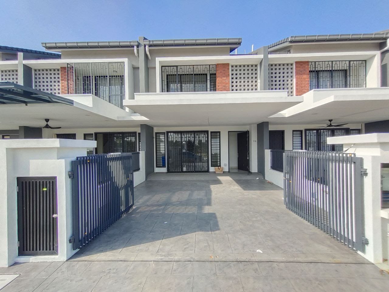 2 Sty House Elmina G ...