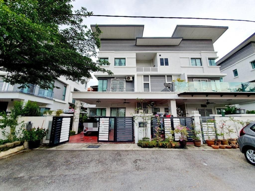 RUMAH SEMI D TIGA TINGKAT , DEKAT SURAU DI BANGI
