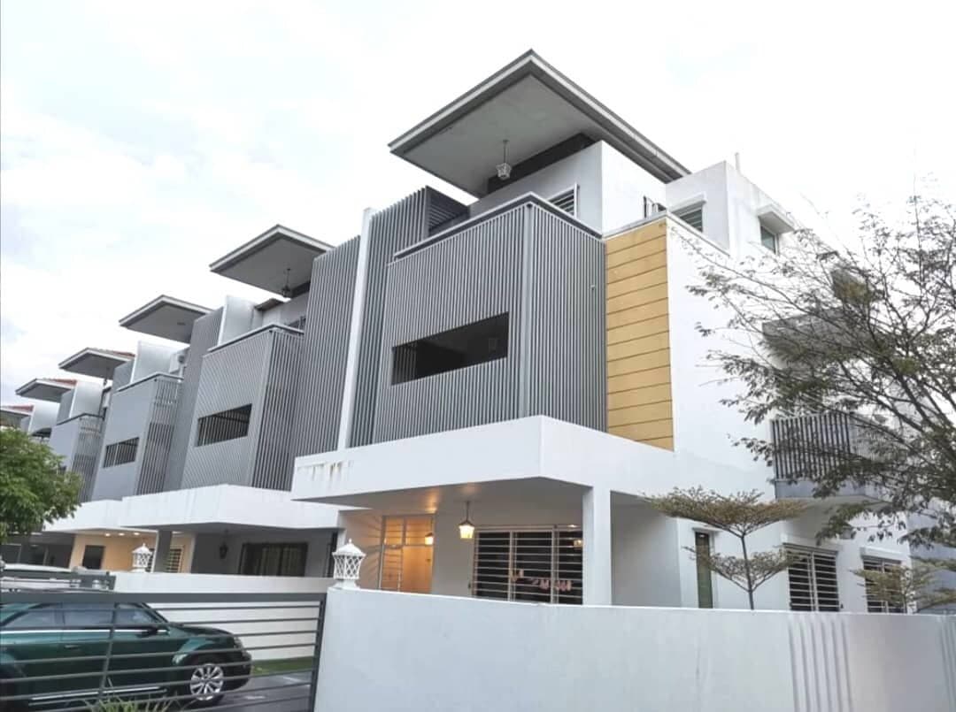 END LOT, RENOVATED Triple Storey Superlink Nadayu