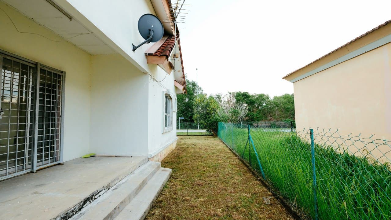 BUNGALOW CORNER LOT DOUBLE STOREY SEPANG - photo 2