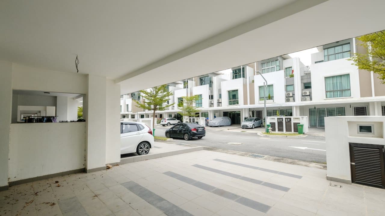 3 Storey Lake Point Residence Cyberjaya - photo 2