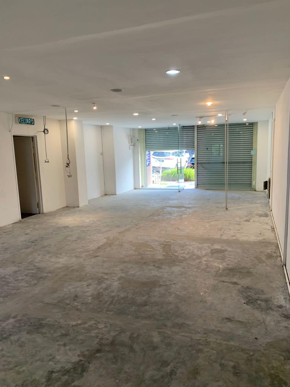 One and half storey shop to Let - photo 2