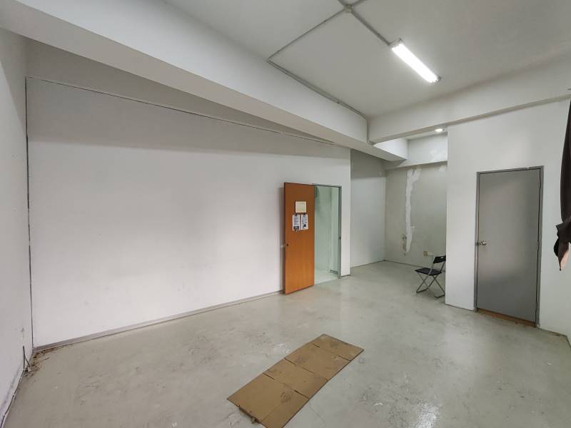 Alam Damai Huge Shop Office with Lift For Rent - photo 4