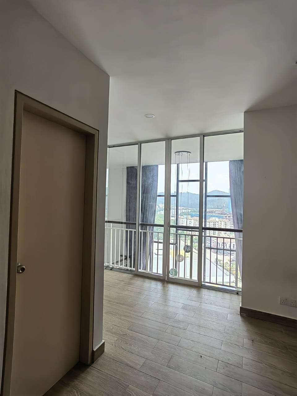 E Suite-Designer Suites - Emerald Avenue - photo 4