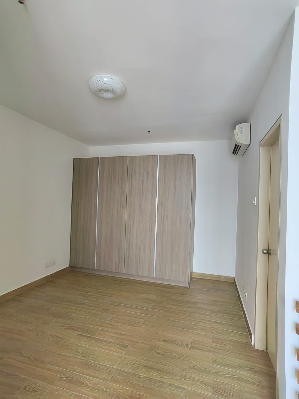 E Suite-Designer Suites - Emerald Avenue - photo 5