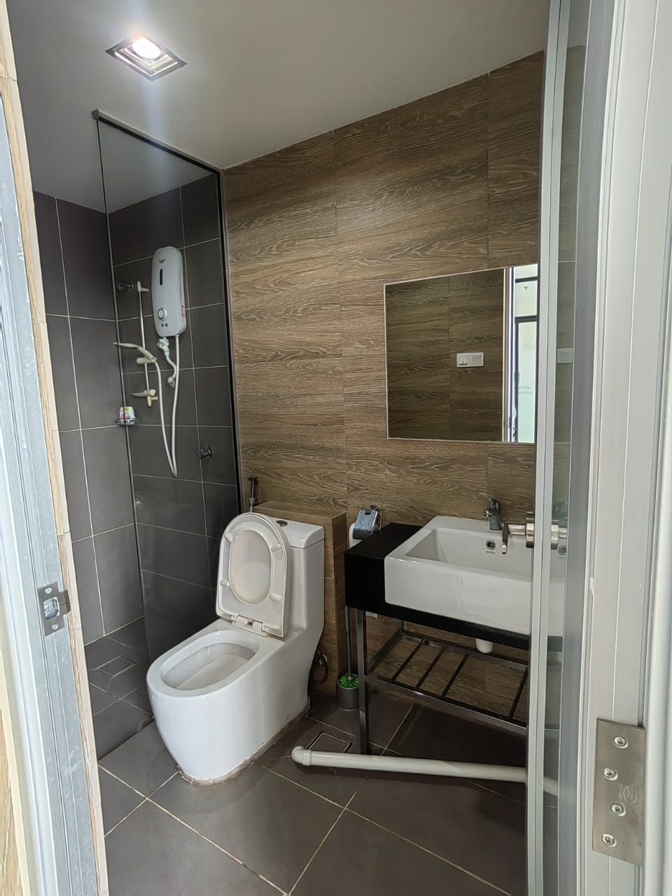 E Suite-Designer Suites - Emerald Avenue - photo 13