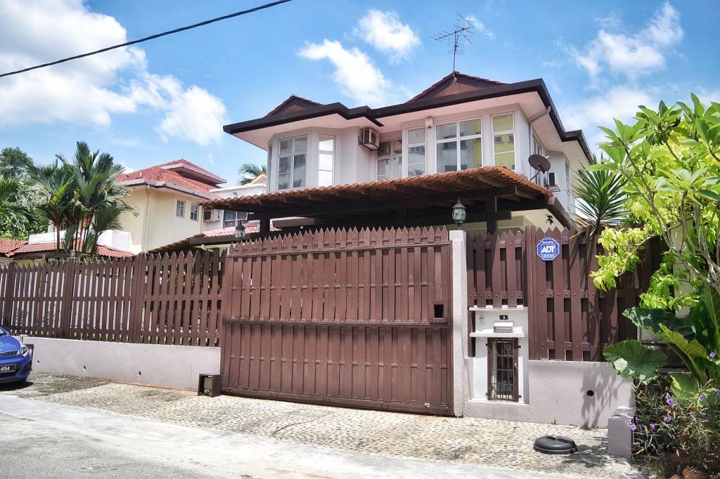 BUNGALOW, SAUJANA AKASIA COUNTRY HOME