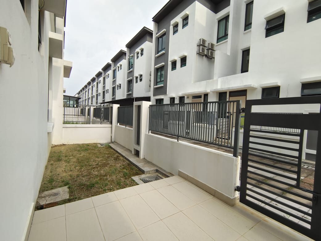 3 storey superlink FREEHOLD setia alam 50 unit - photo 4