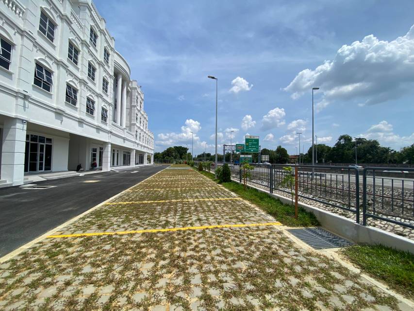 2605 Shop Seksyen 23 by Emily