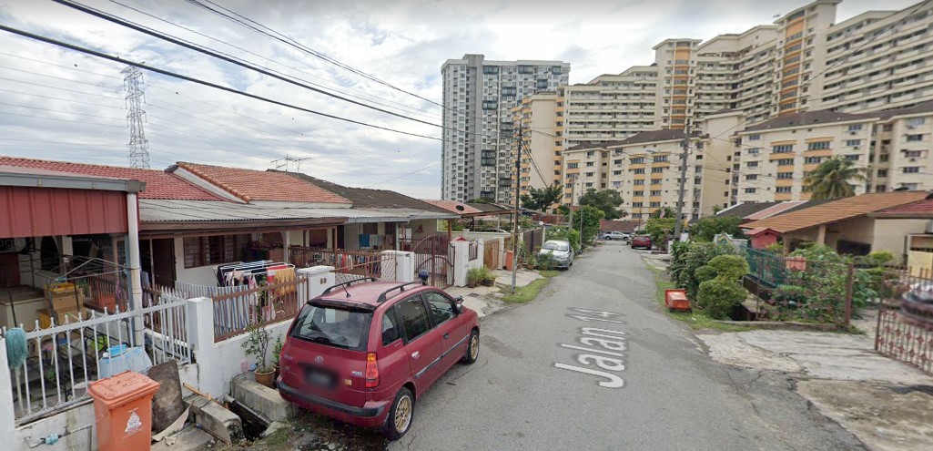 petaling jaya 1 storey house for rent furnised big land 4 room