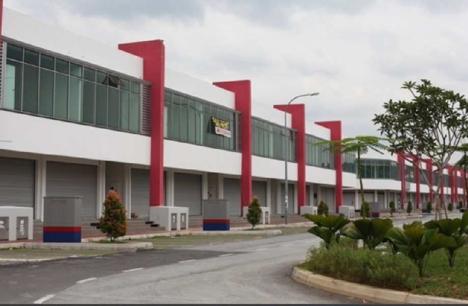 bandar Kinrara factory 1 point 5 storey for sale - photo 2