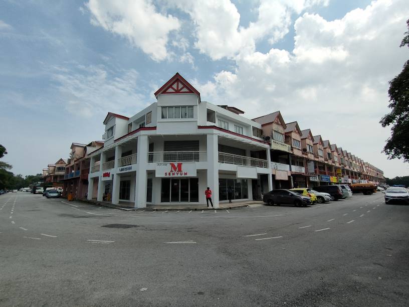 Ground floor corner shop for sale in sepang