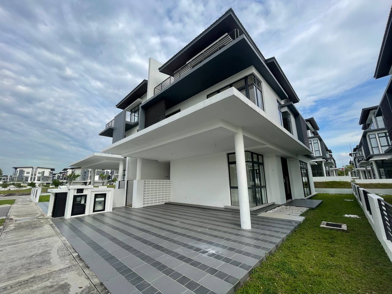 COMPLETED UNIT 3 Storey Semi D, Senna Presint 12 P - photo 3
