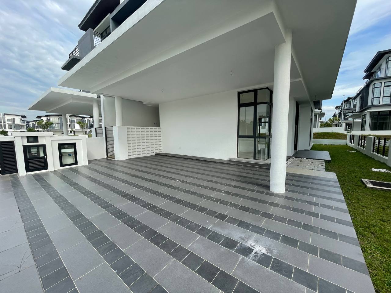 COMPLETED UNIT 3 Storey Semi D, Senna Presint 12 P - photo 4