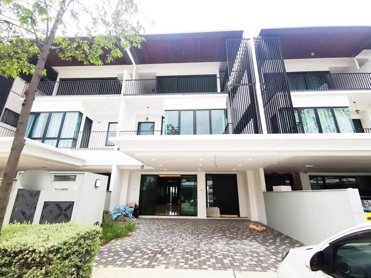 3 Storey Superlink Duta Villa, Setia Alam - photo 2
