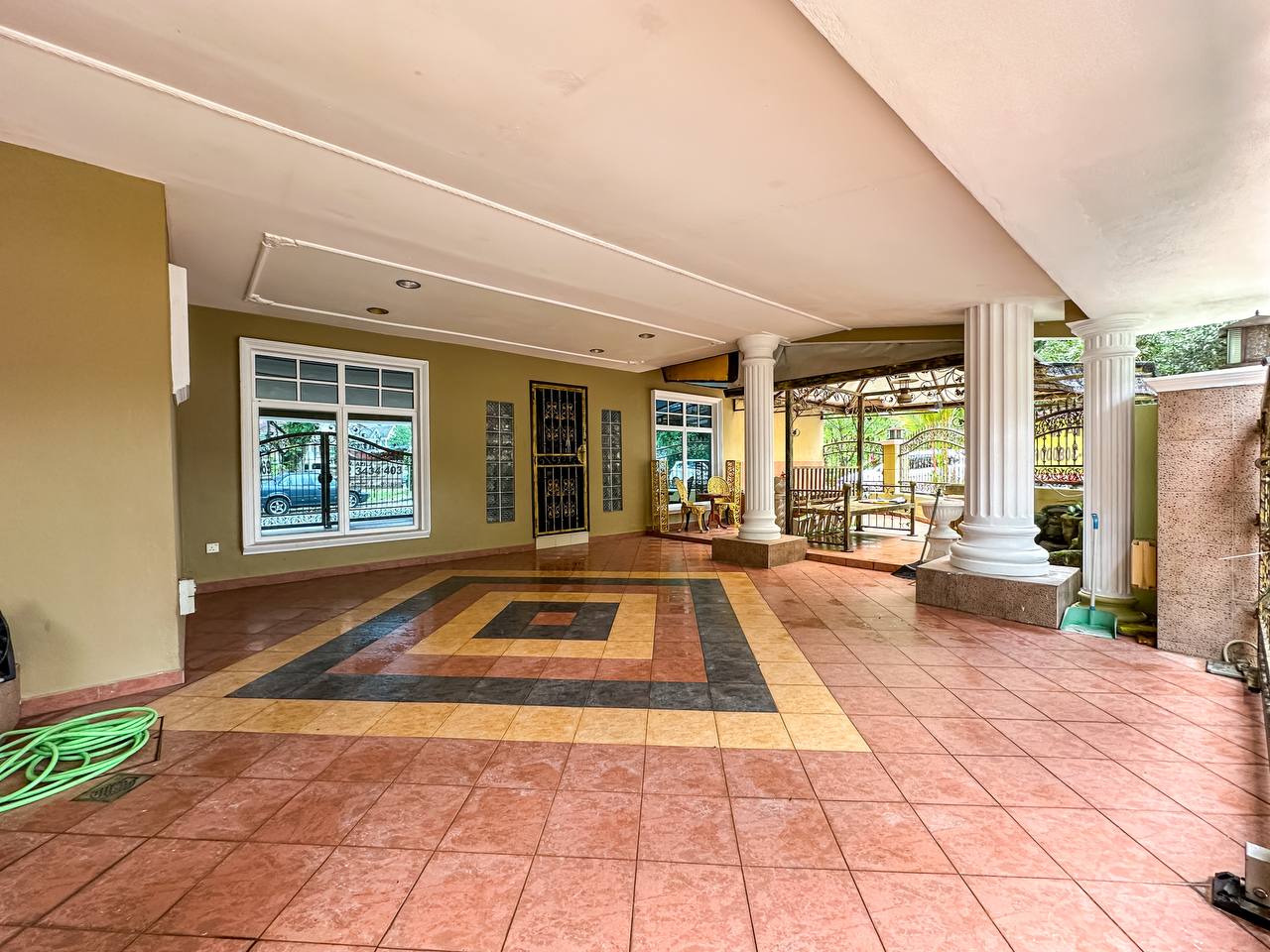 Fully Renovated Corner Lot Sek 5 - photo 2