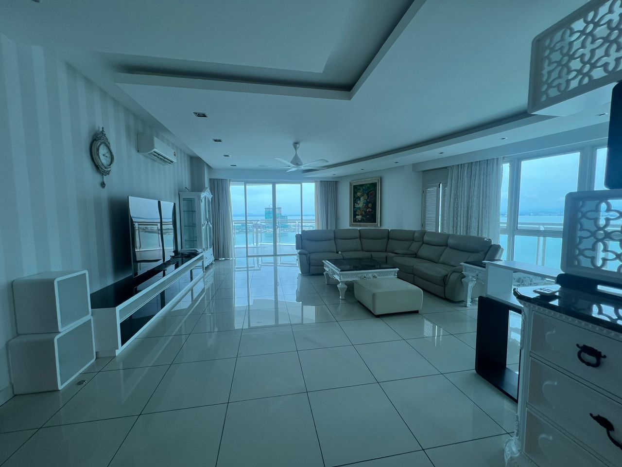 Gurney Paragon 4650sf Sea View Renovated Furnish - photo 2