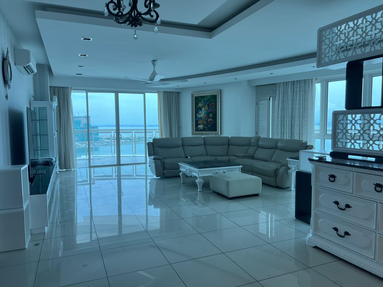 Gurney Paragon 4650sf Sea View Renovated Furnish - photo 3