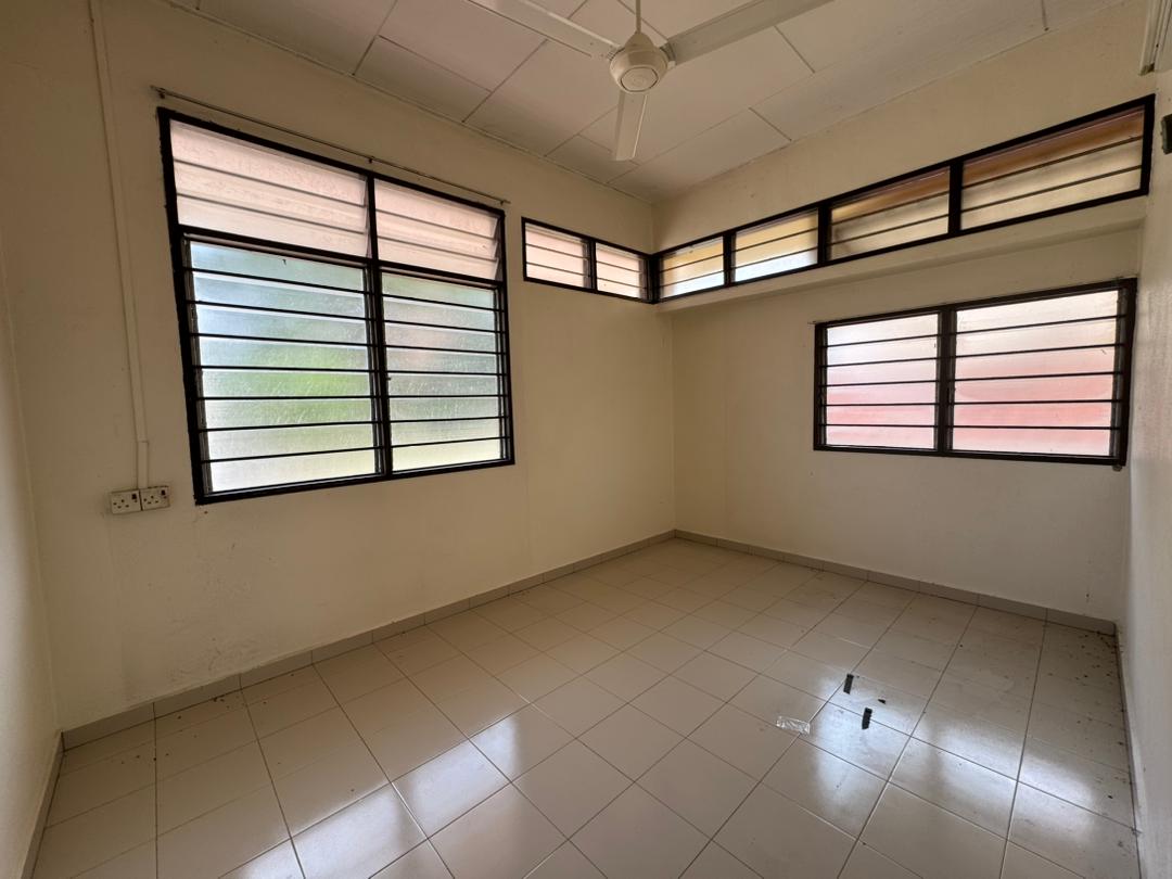 Island Glades Greenlane 2 Storey Semi D - photo 2