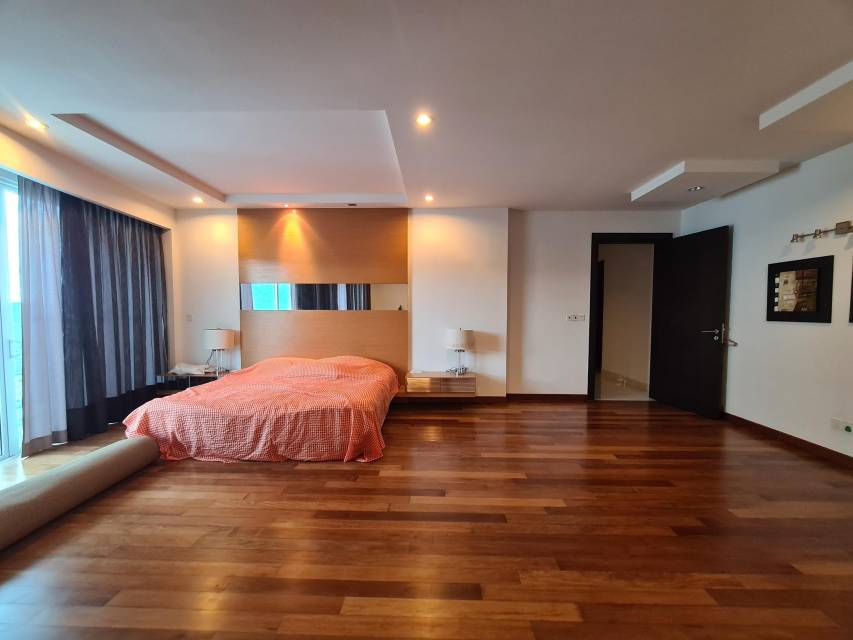 Gurney Paragon 4650sf Sea View Renovated Furnish - photo 4