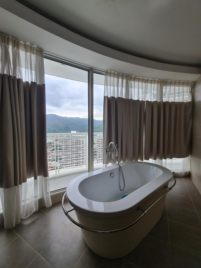 Gurney Paragon 4650sf Sea View Renovated Furnish - photo 8