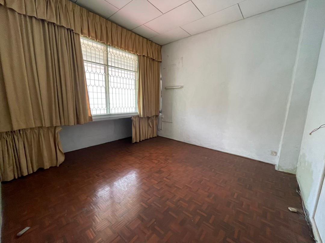 2Sty Semi D Pulau Tikus Air Rajah Ayer Raja 4272sf - photo 3
