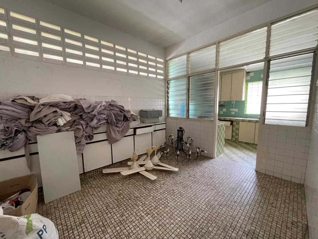 2Sty Semi D Pulau Tikus Air Rajah Ayer Raja 4272sf - photo 4