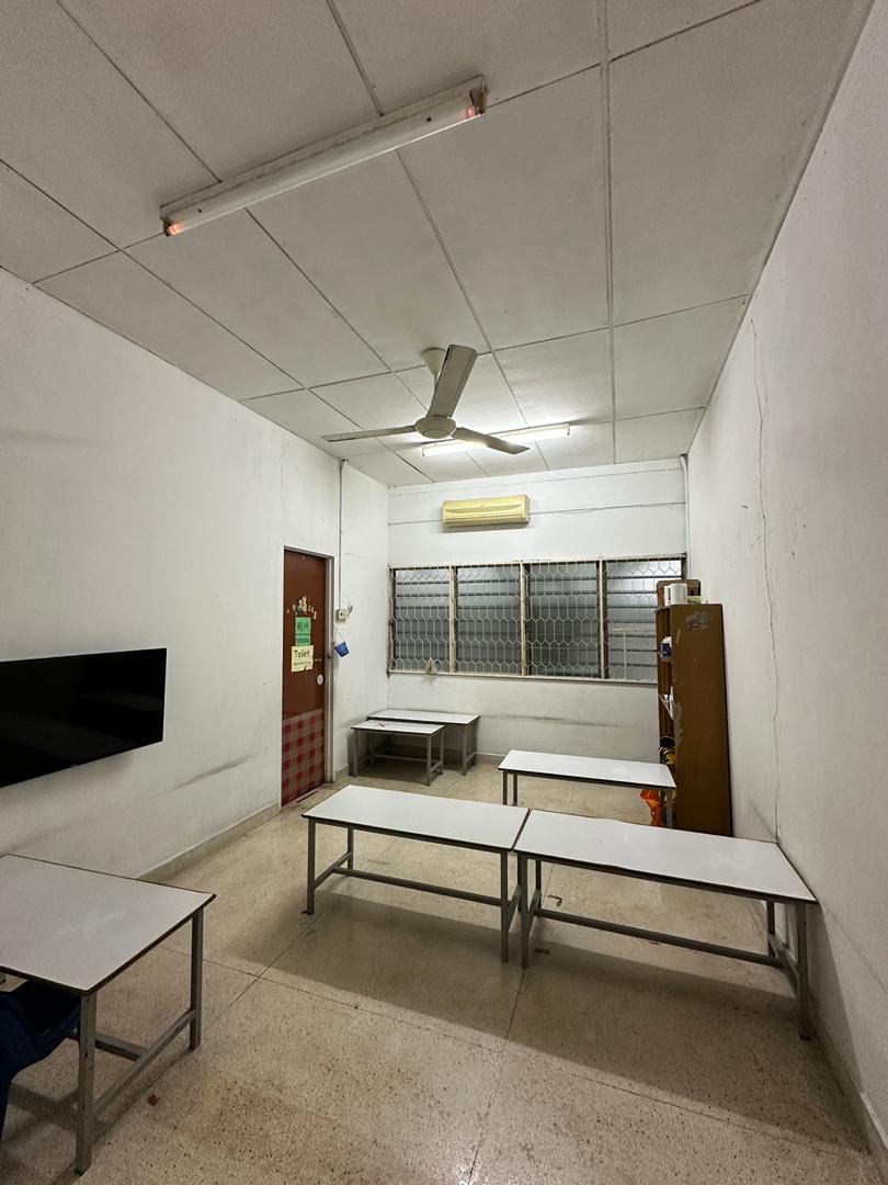 Greenlane 2Sty Bungalow 12150sf Office Showroom - photo 6