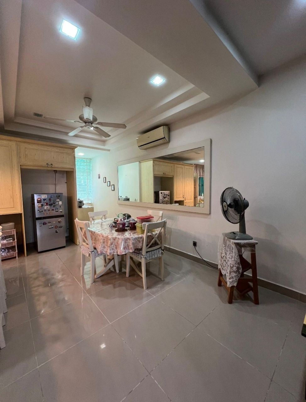 Beverly Hill 3Sty Terrace Tanjung Bunga Renovated - photo 2