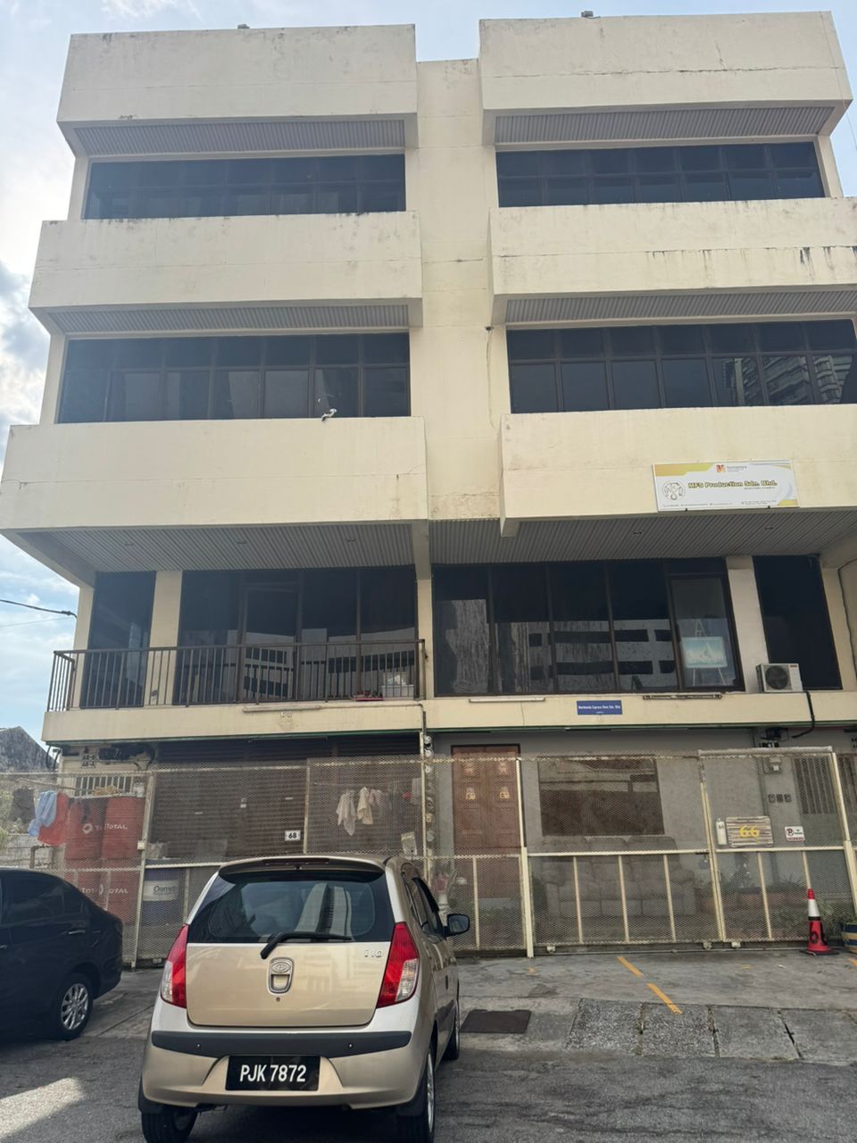 Jalan Kuantan 3 Story Shop with Lift 12000sf - photo 2