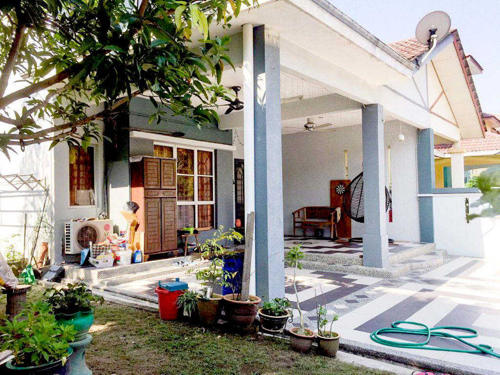 END LOT 2 and Half Storey Aman Putra Puchong